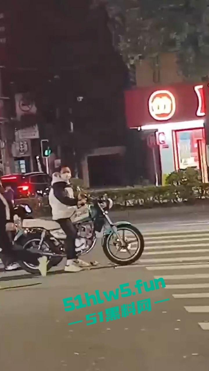 重口血腥场面慎点！广东普宁cw电竞社精神小伙线下真实暴砍对手致皮开肉绽。-1