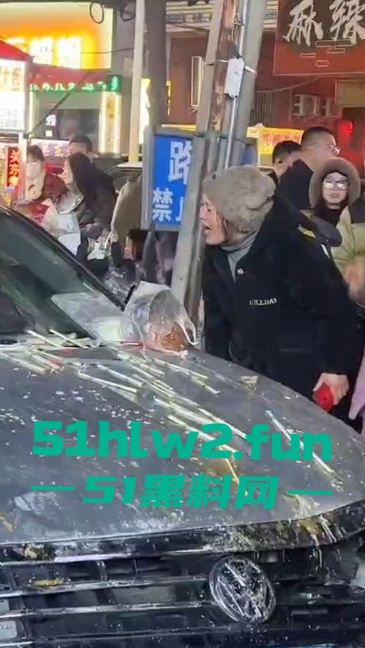 安徽亳州市利辛县,严重酒驾交通事故车辆闯进小摊贩人群中,其中伤者还有一孕妇。-3