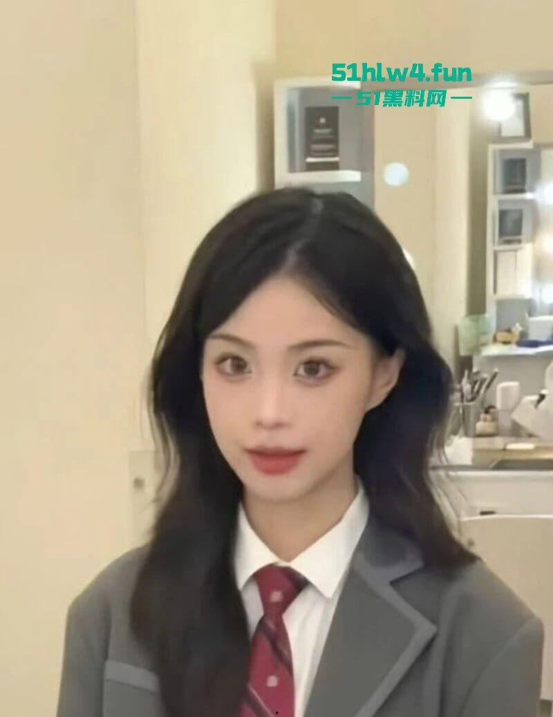 广东某学院校花沦为富二代玩物，酒店跪舔骚逼一扣就痉挛高冷尤物被金主操到出水。-2