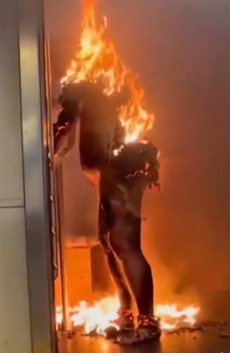 美国纽约地铁上一女子活活被烧死视频流出 嫌疑人冷血在旁观看 现场画面堪比好莱坞大片 视觉效果绝对震撼你的眼球-3