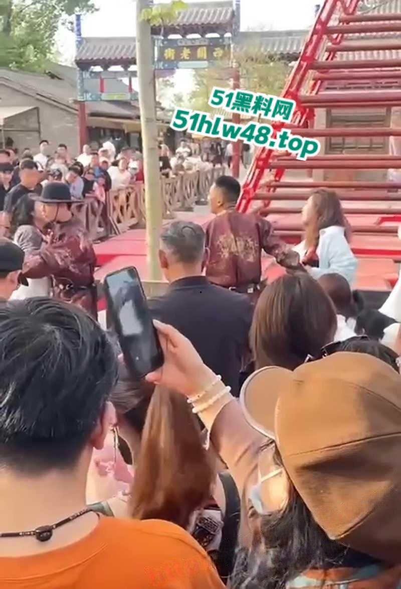 开封万岁山武侠城，两伙游客互殴视频被曝，万岁山不愧是武侠城江湖恩怨就是多，台下比台上还精彩！-1