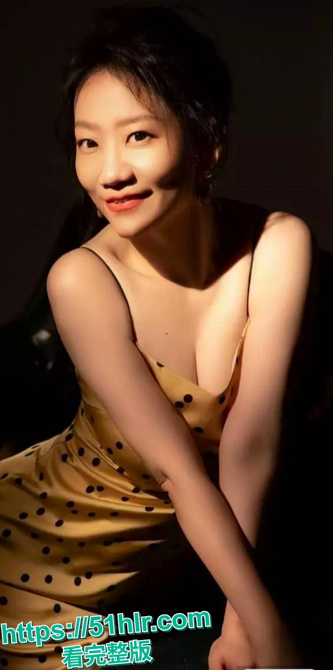 抖音13w粉丹姐于丹钢琴老师 表面上是个钢琴老师靠音乐交朋友收徒弟 实际上钱给的多巨乳骚逼是应有尽有。-4