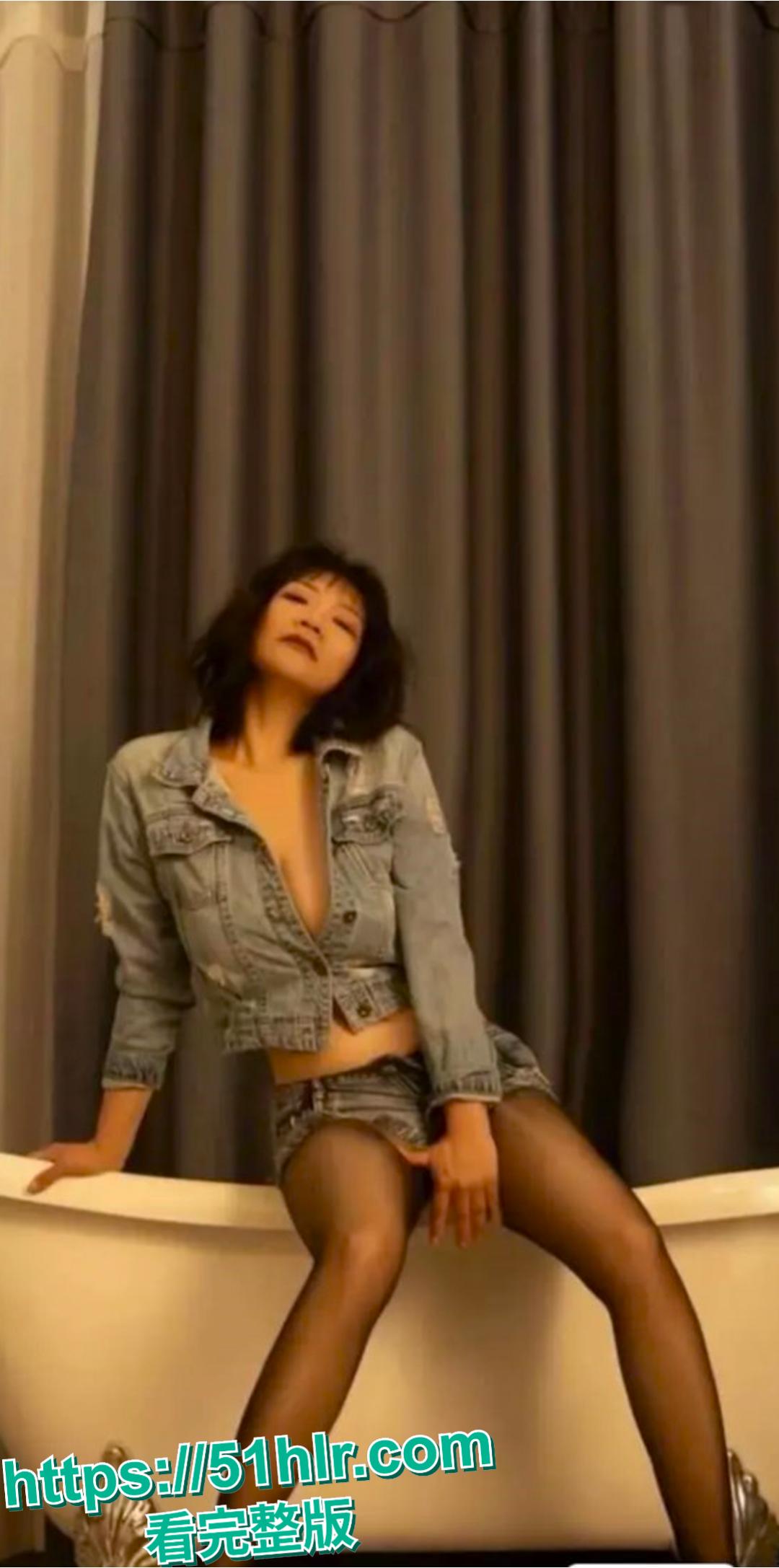 抖音13w粉丹姐于丹钢琴老师 表面上是个钢琴老师靠音乐交朋友收徒弟 实际上钱给的多巨乳骚逼是应有尽有。-5