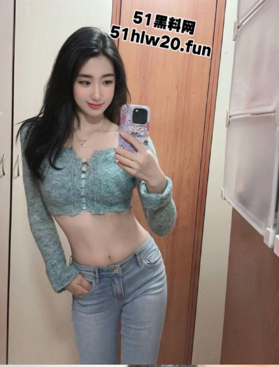 小伙酒店双飞蜜桃臀黑丝少妇3p大乱斗差点把床干翻,肉便器们双洞大开,嗷嗷待哺等大鸡巴充盈!-4