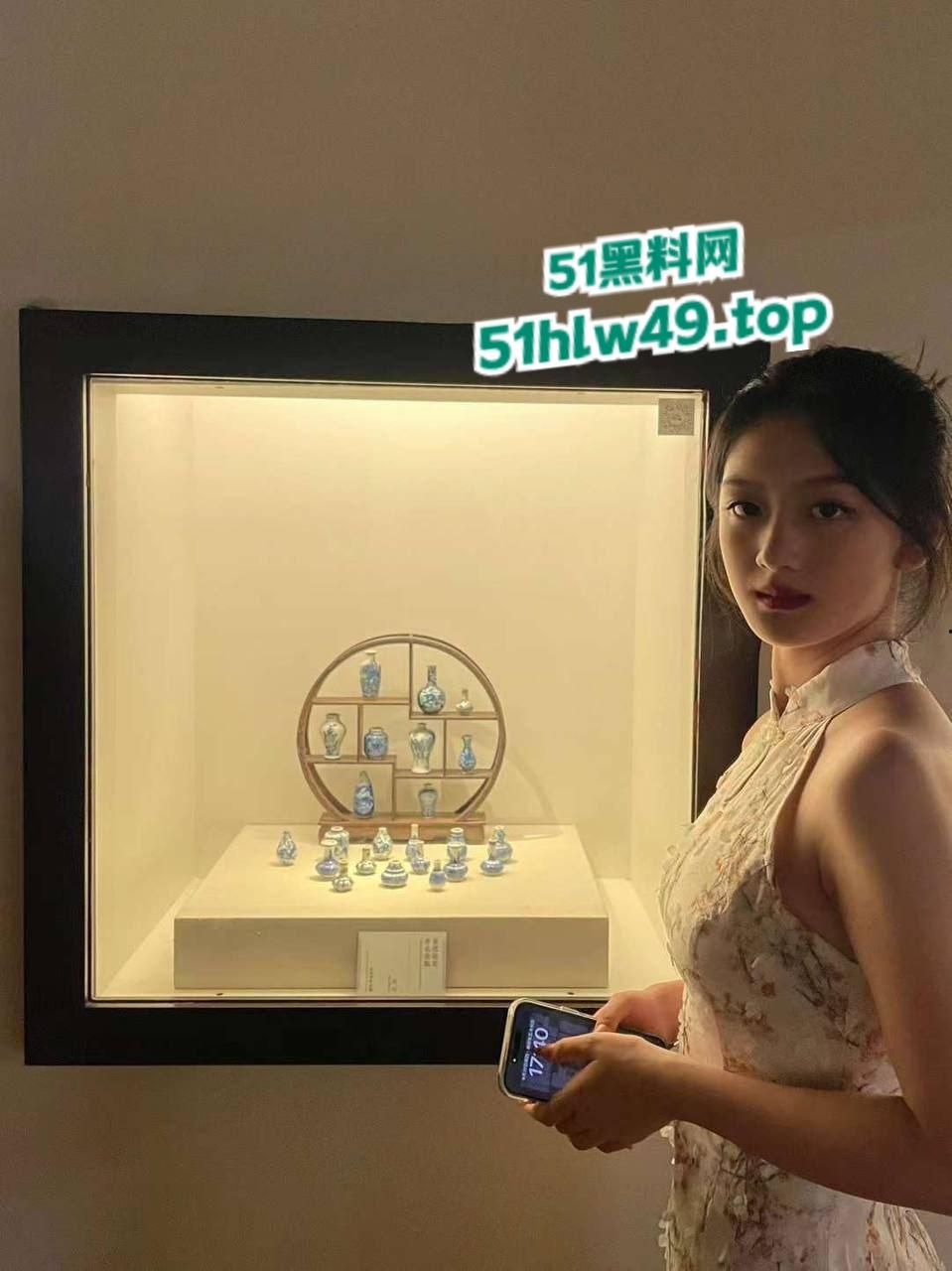 新加坡留学生【刘冰】前男友曝出，留学圈子乱搞多次约炮，果然戴眼镜的就是骚视频内容也是真赞啊！-6