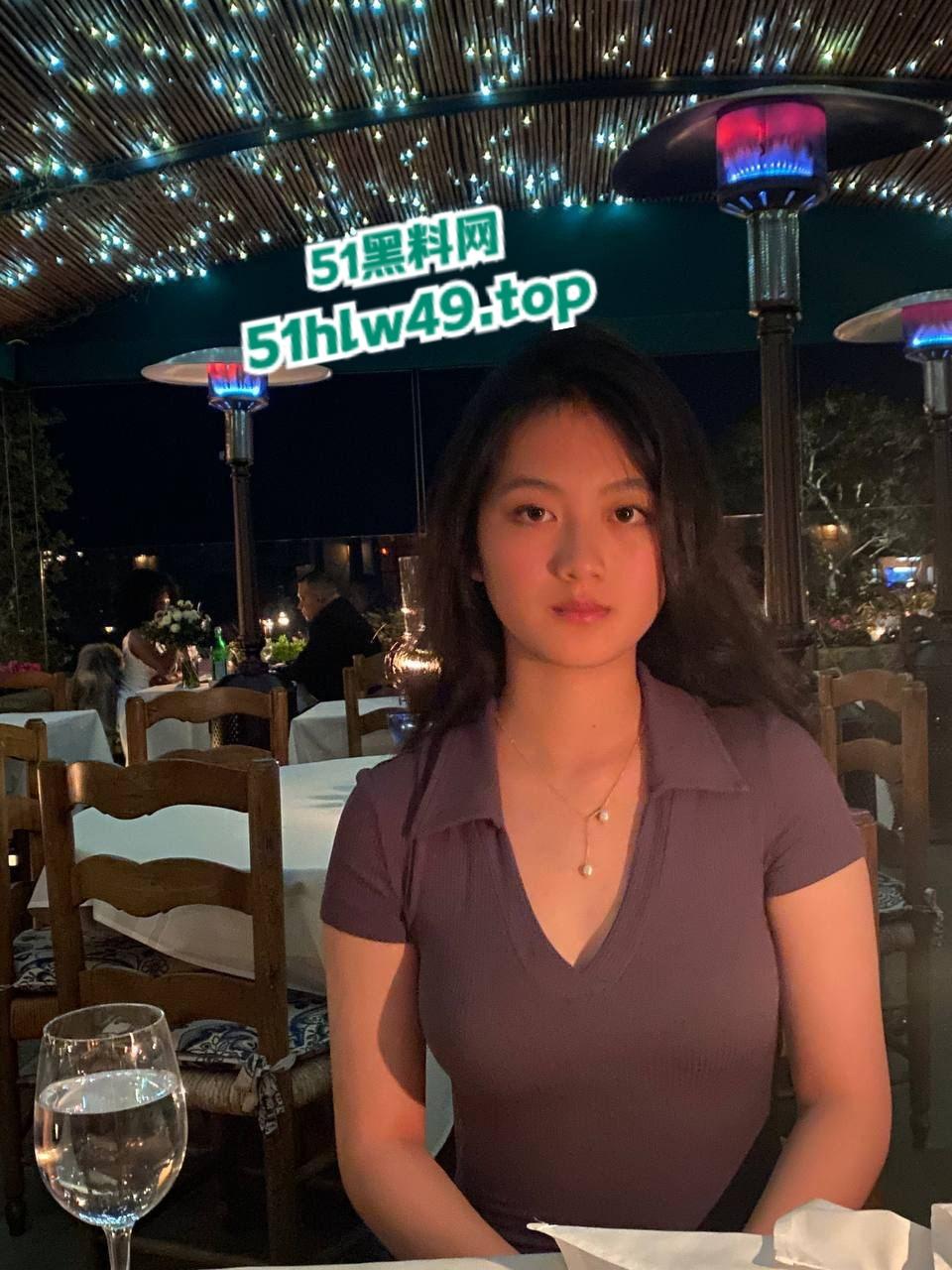 新加坡留学生【刘冰】前男友曝出，留学圈子乱搞多次约炮，果然戴眼镜的就是骚视频内容也是真赞啊！-9