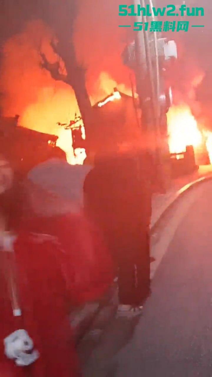 凤凰古城一民宿深夜起火,游客穿睡衣跳窗逃生现场火灾视频流出,弄的差点人就没了!-4