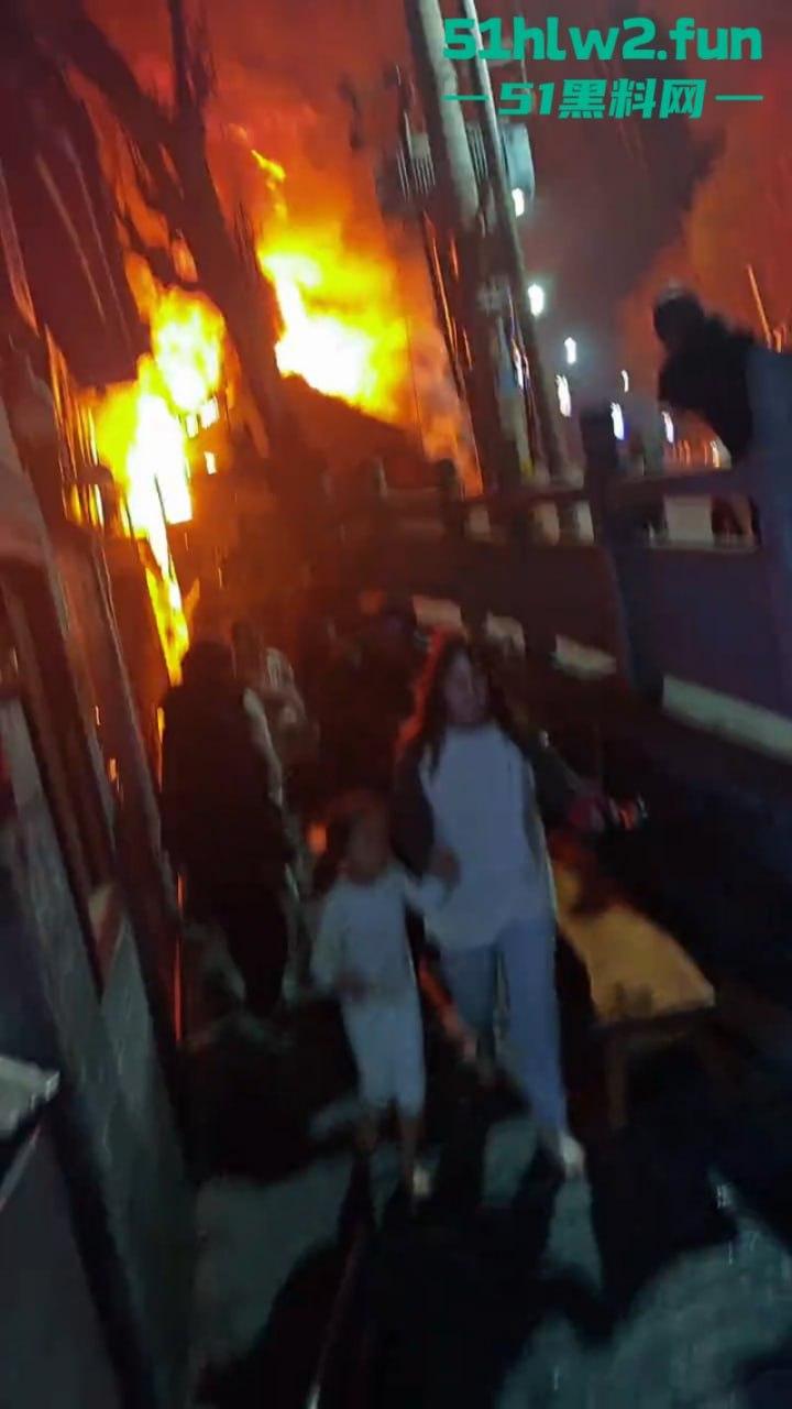 凤凰古城一民宿深夜起火,游客穿睡衣跳窗逃生现场火灾视频流出,弄的差点人就没了!-5