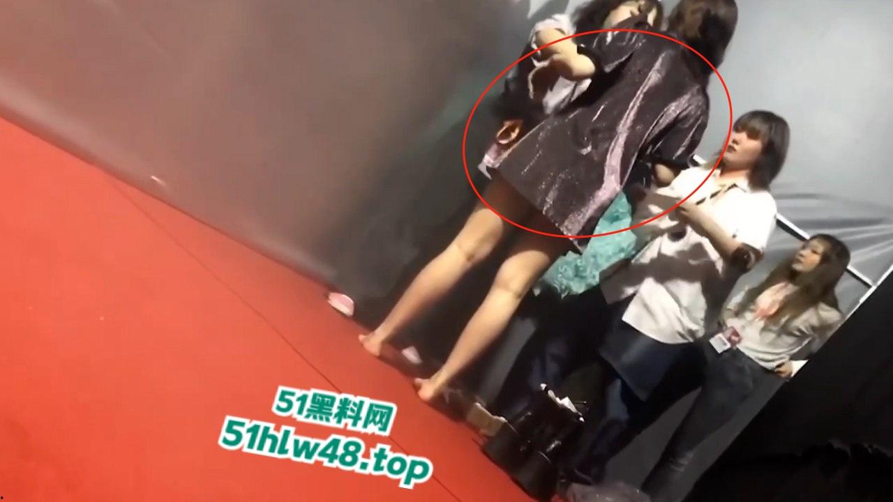 韩女团成员【李承利】后台换衣服被私生饭偷拍，骚奶全露还被同事捏屁股！-4