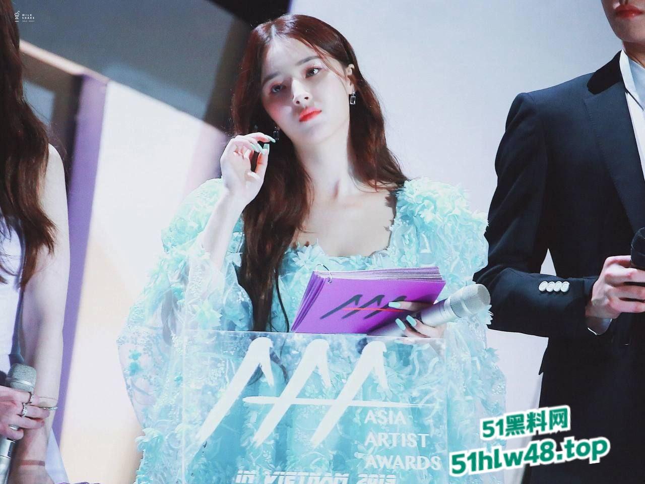 韩女团成员【李承利】后台换衣服被私生饭偷拍，骚奶全露还被同事捏屁股！-6