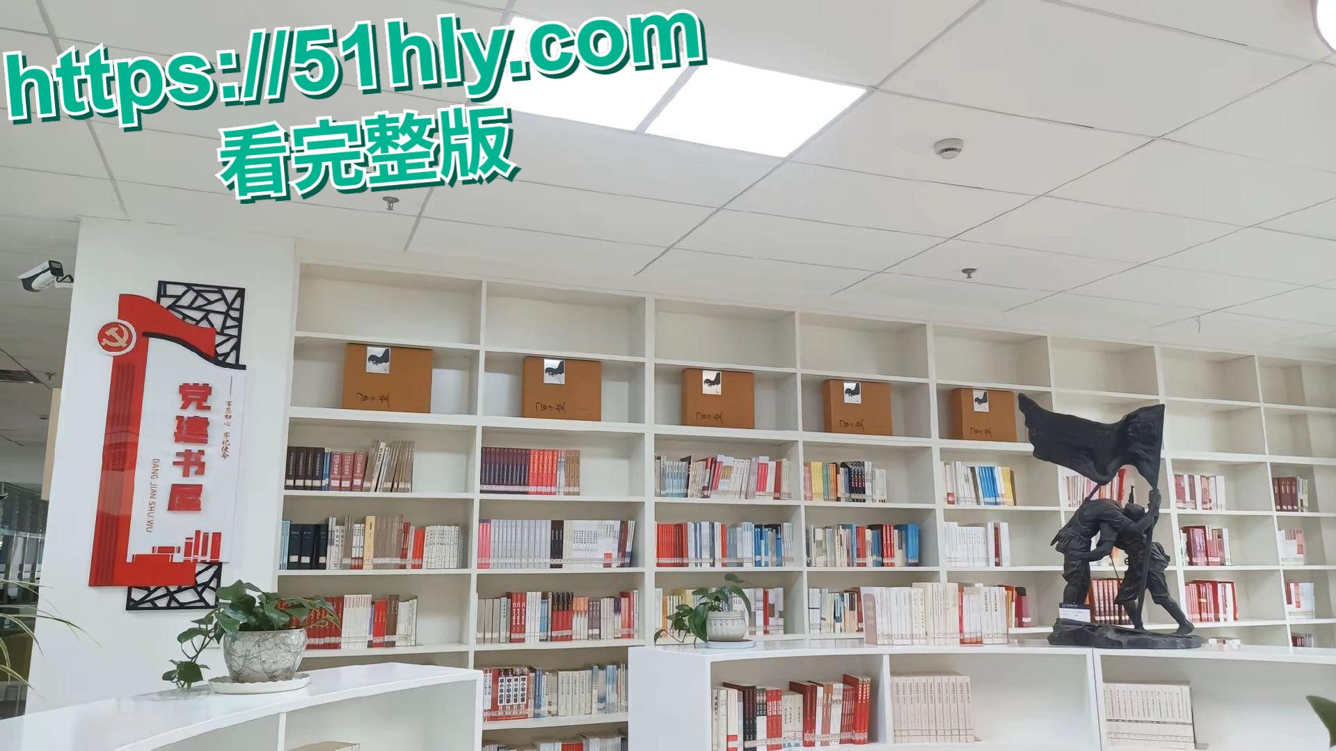 云南昆明城市学院的校园内 一对小情侣为寻求刺激多次当众口交做爱 不同时间不同姿势玩的真野!-2