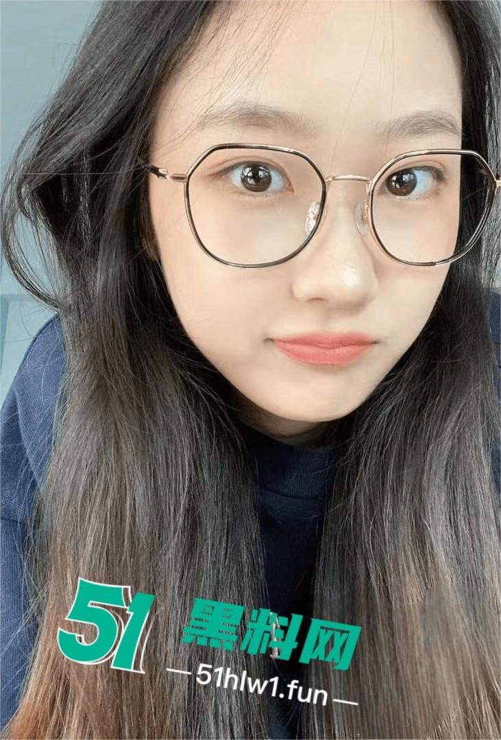 武汉服装学院大三骚货学生【刘宝妍】在宿舍内大胆下海黄播自慰,全程卖骚挑逗想勾引金主。-2