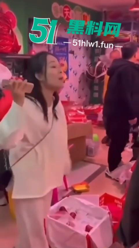 潮州新溪【淑武水果店】事件完整版,94年人妻出轨隔壁猪肉铺04年小伙,偷情野战被当场捉奸,竟开车顶撞亲夫。-10