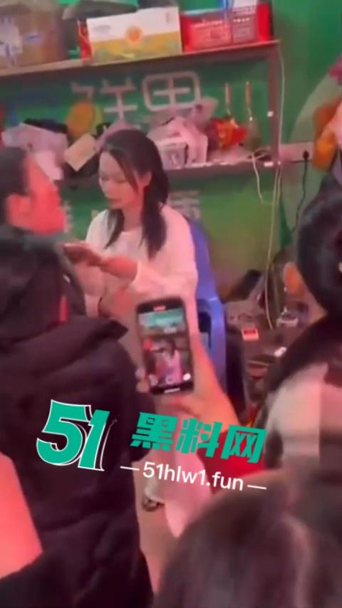 潮州新溪【淑武水果店】事件完整版,94年人妻出轨隔壁猪肉铺04年小伙,偷情野战被当场捉奸,竟开车顶撞亲夫。-11