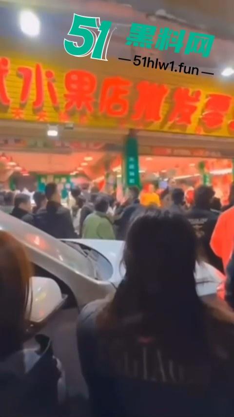 潮州新溪【淑武水果店】事件完整版,94年人妻出轨隔壁猪肉铺04年小伙,偷情野战被当场捉奸,竟开车顶撞亲夫。-12