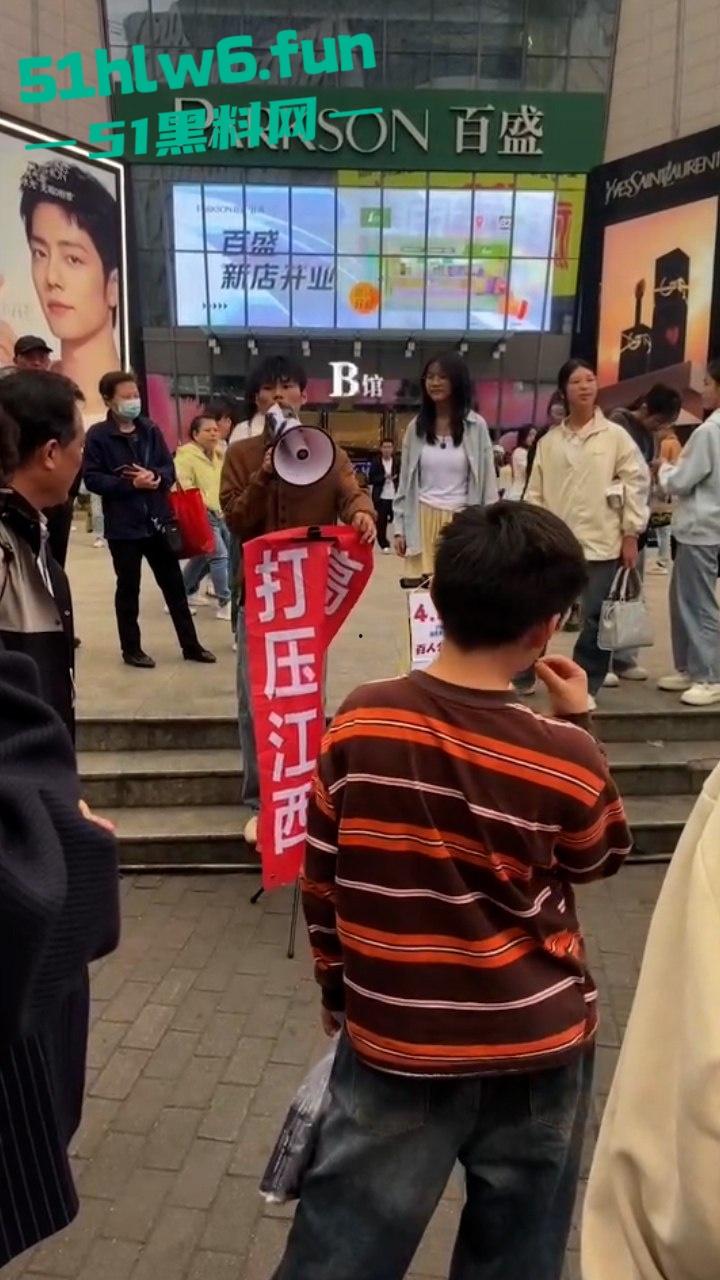 我了个骚刚开了眼了！谈了八年付出70多万女方买房一分不出，小伙崩溃街骂女友激情分手！-2