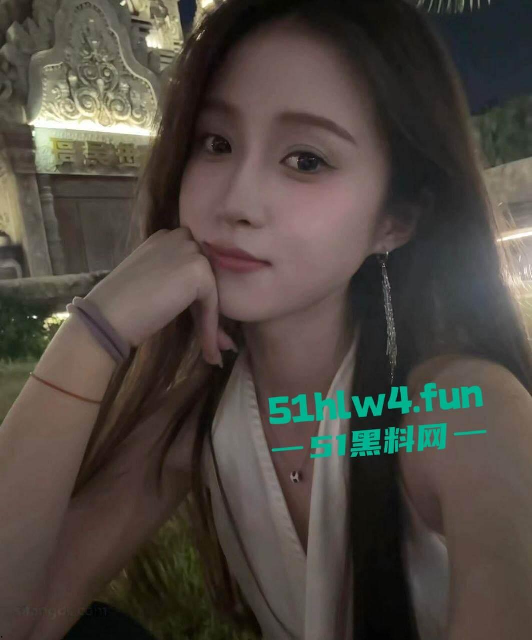 安徽安庆师范大学校花女神【张梦琪】顶级颜值嫩妹女神，被男友曝光私密照和性爱视频。-2