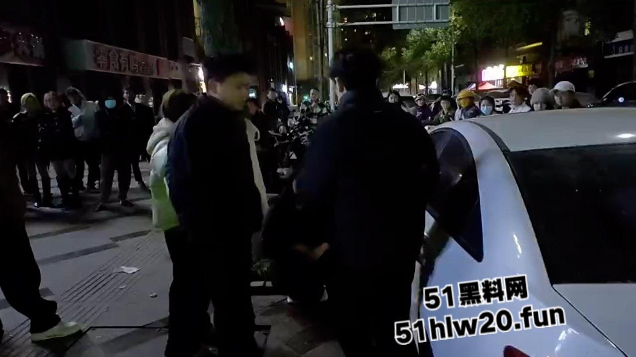 四川汉源骚妇密会情夫被老公当街抓现行,多次开房还被搞大肚子,真是太不要脸了!-1