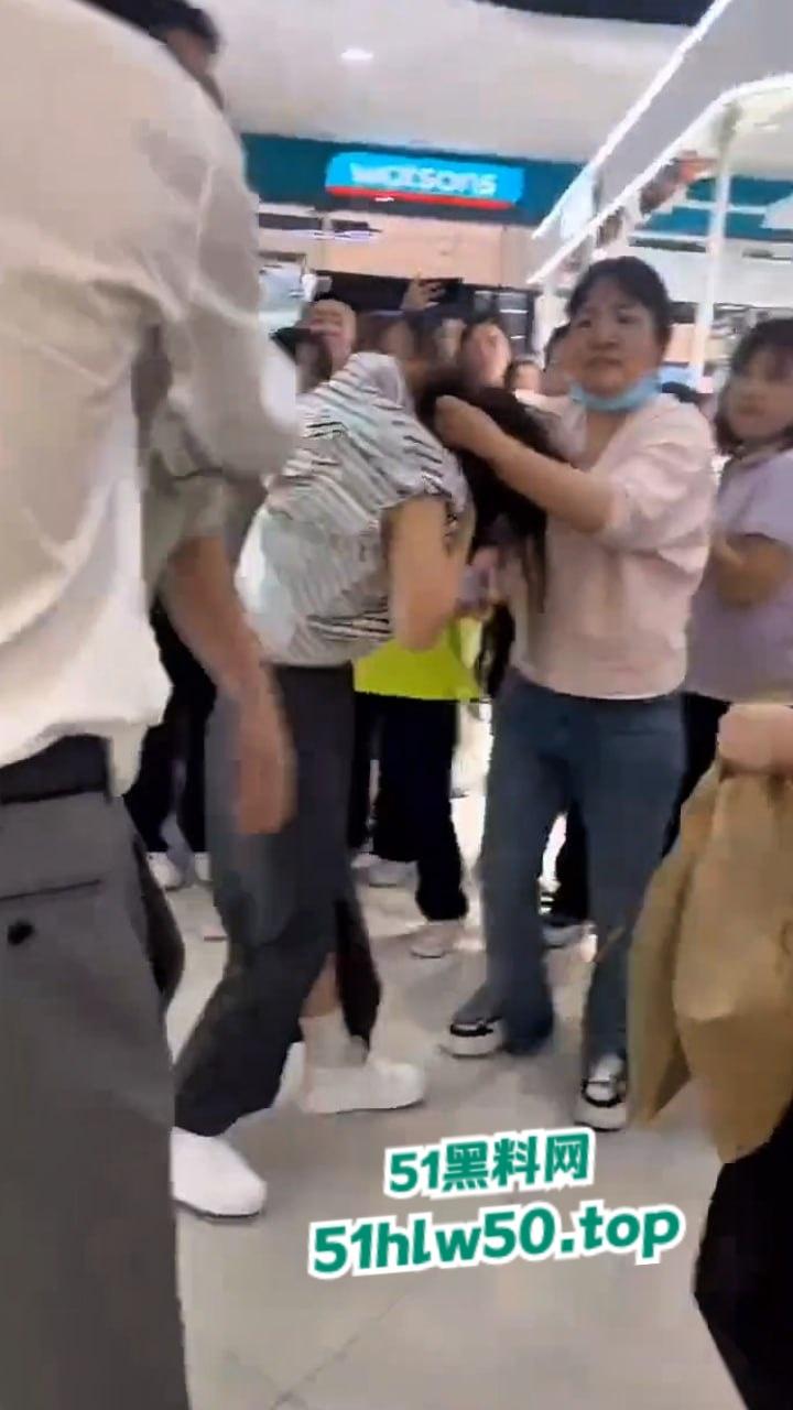 江西小三在商场被原配当场抓现行,上来直接拽头发踹下体,怒扇老婆情夫惹众人围观。-7