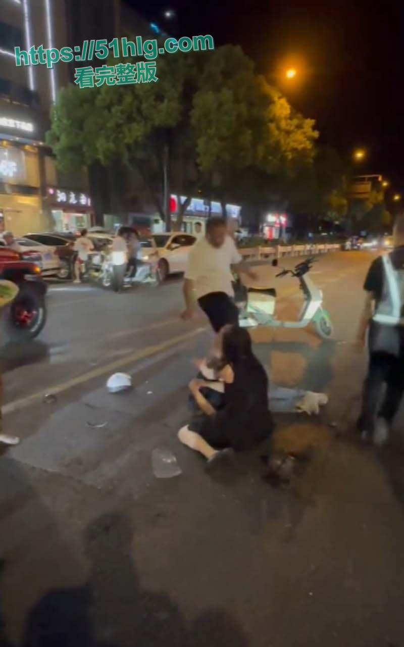 史上最解气抓奸现场!狗男女偷情被原配当街抓包,荡妇保护奸夫被双双暴揍,场面震撼,围观者无不为之动容-4