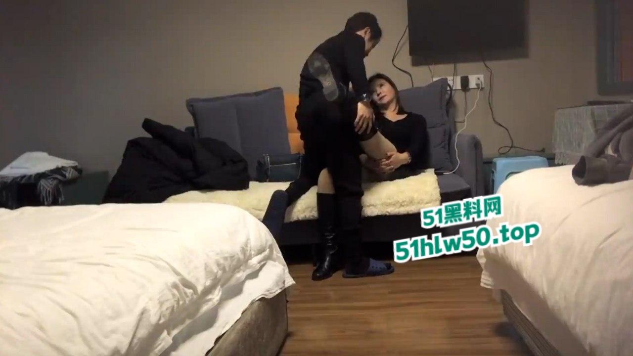 乱伦系列之姑侄，寂寞小姑为品尝年轻鸡巴色诱亲侄，长筒高跟靴诱惑十足主动抬逼让大侄子操到高潮。-4