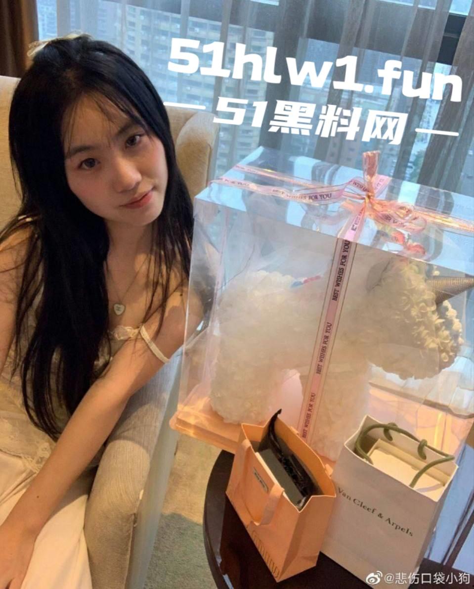 微博福利姬【悲伤口袋小狗】上线,高颜值健身婊露脸自慰爆第二弹,足控极品舔鸡巴,道具玩出潮吹!-10