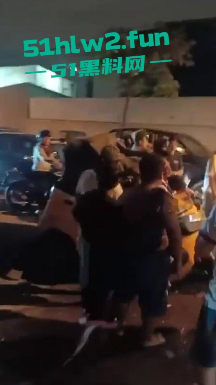 老头乐车祸现场因超速追尾,老头被当场甩出满脸是血,这回老头乐坏了老头也不乐了。-2