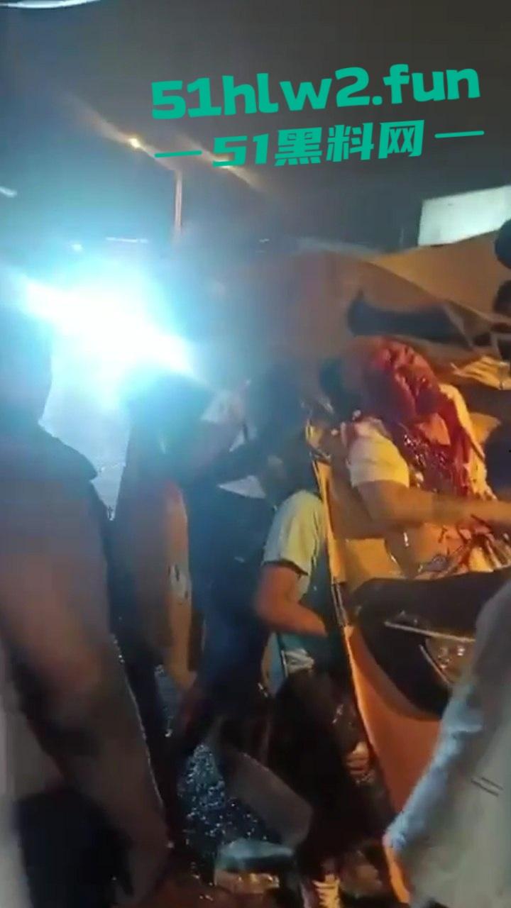 老头乐车祸现场因超速追尾,老头被当场甩出满脸是血,这回老头乐坏了老头也不乐了。-4