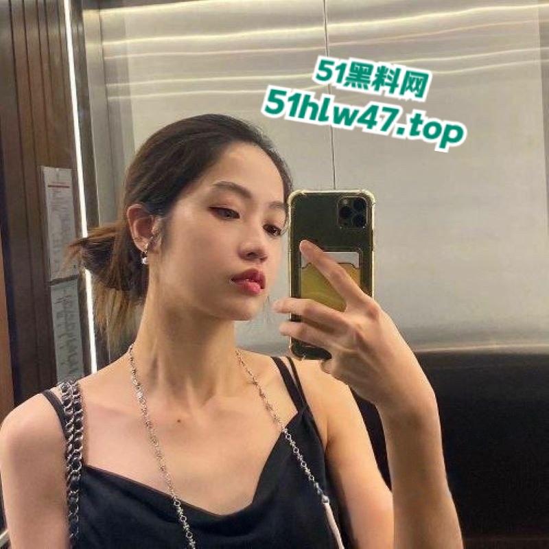 新加坡花店老板娘【Babeyiyi】身材超性感的女神竟偷情黑鬼，大黑屌各种抽插爆操视频流出。-1