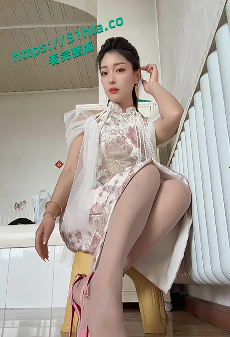 抖音26万粉丝御姐网红【小梅】性爱视频流出,身穿白领制服花式自慰被金主无套爆操,反差十足的淫娃浪货!-6