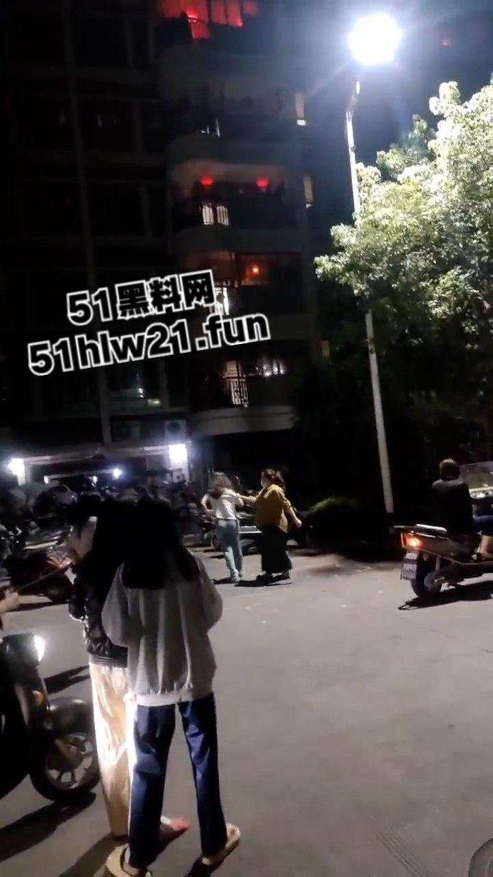 广东无耻小三女偷腥卖骚勾引男人，被原配当街扇脸暴揍，拎着头发让大家好好欣赏这张骚脸。-6