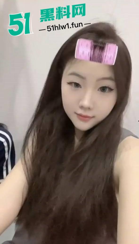 高颜值长腿学妹【纪苏韵】22岁极品身材反差少女大奶翘臀美腿修长,主动掰开嫩鲍勾引被金主大叔后入爆操。-1