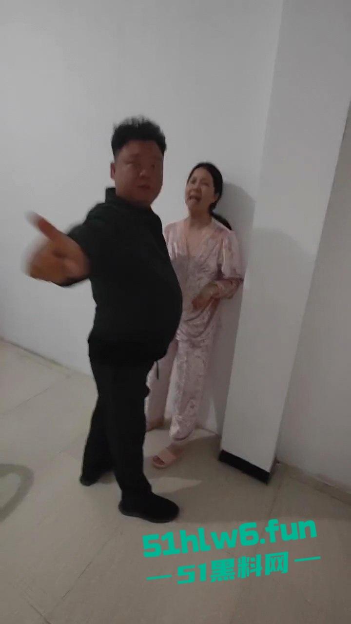 抓奸现场,妻子在外地打工出轨他人,丈夫携兄弟们上门捉奸,情夫竟然藏在床底下?-3