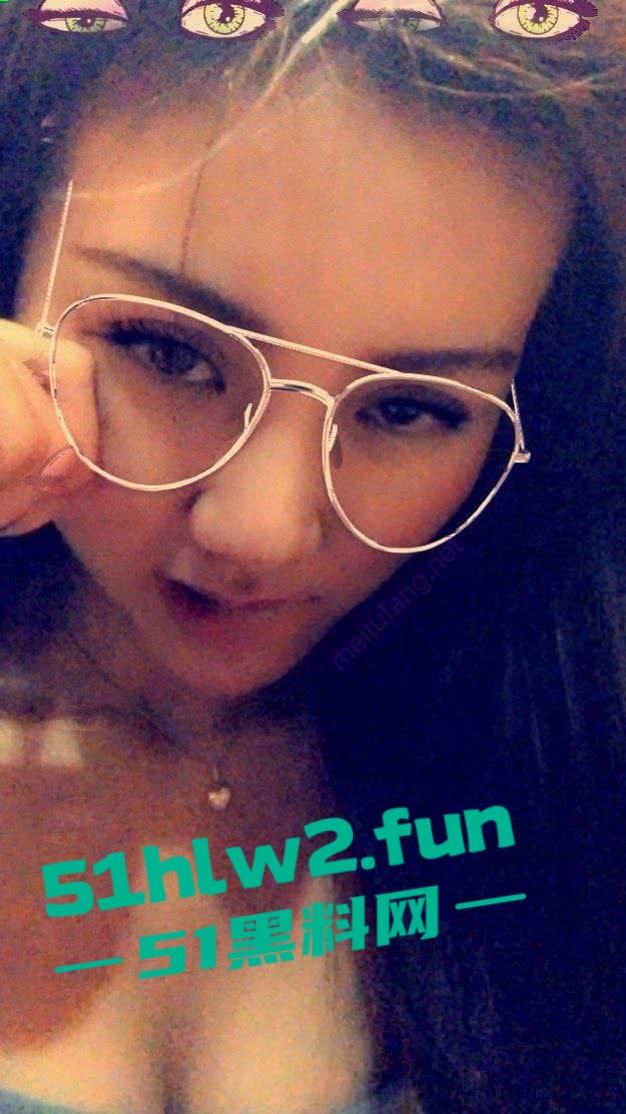 重庆骚人妻【刘霞】裸聊自慰,约炮酒店大战,骚逼掰开还是粉嫩的,就是开口大了点,估计是操多了!-4