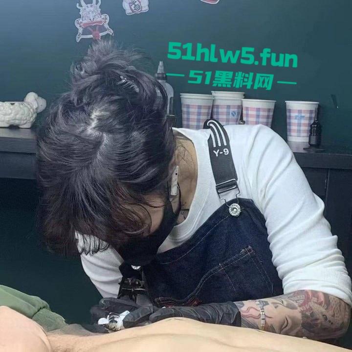 抖音反差婊【lee李李】纹身师店老板娘性爱视频流出,床上技术比纹身还更一流。-6