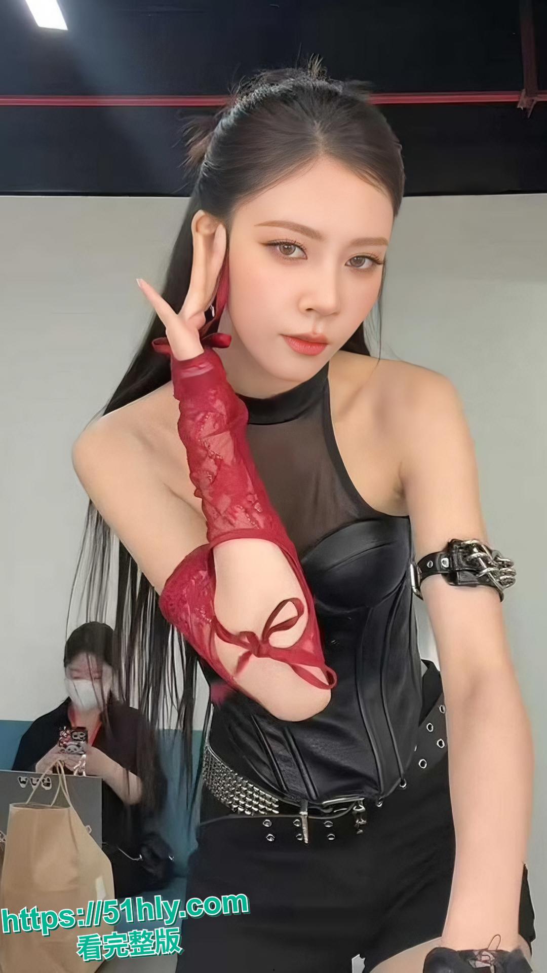 全网首曝 王菲女儿 窦靖童 同性恋绯闻再起 与宋妍霏牵手遛狗关系亲密 两人性爱视频被扒出-14