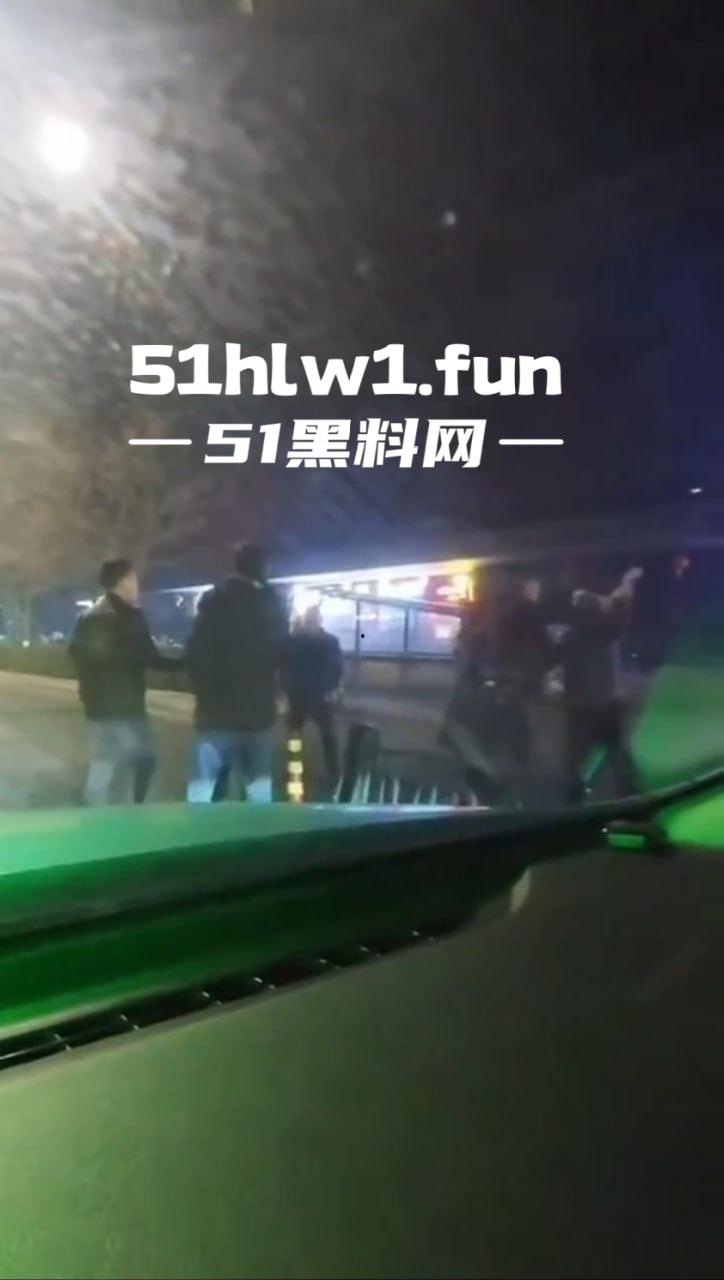 不顺心就干,能干绝不多逼逼,干就完事了快过年了,干完进去吃皇粮,管吃管住还不用操心年货!-2