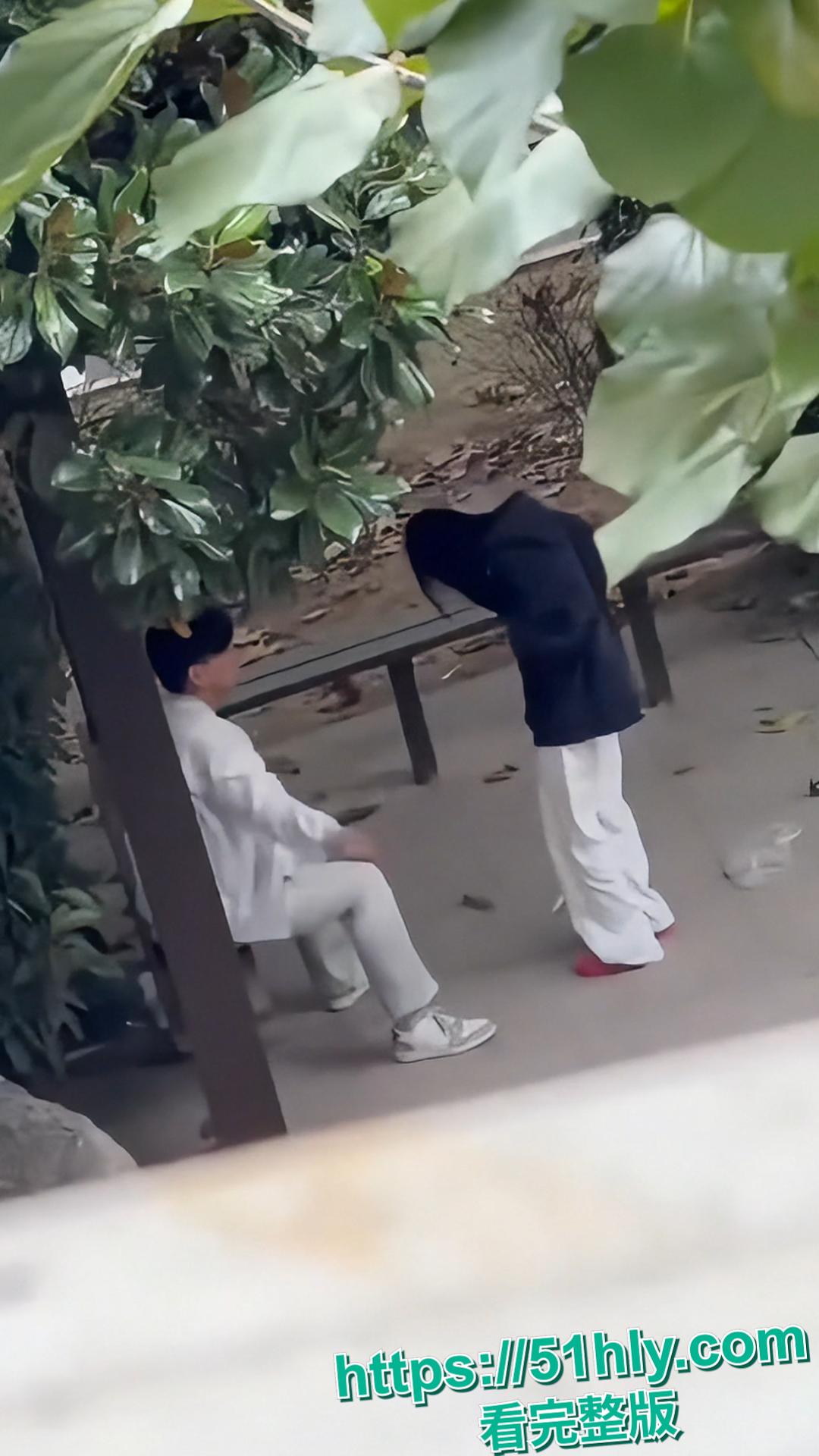 徐州技师学院惊现小情侣户外凉亭激情野战大戏 因太刺激快男同学操了没一分钟秒射-7