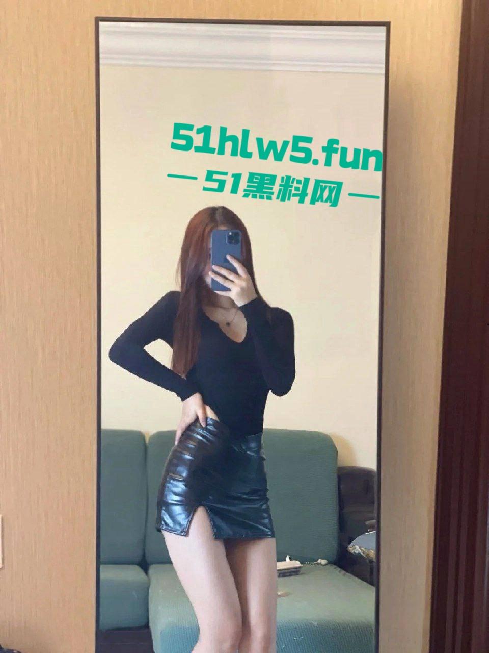 南京模特级女神【李怡楠】完美身材气质美女，惨遭开迈腾的小伙曝光性爱激情啪啪视频。-1