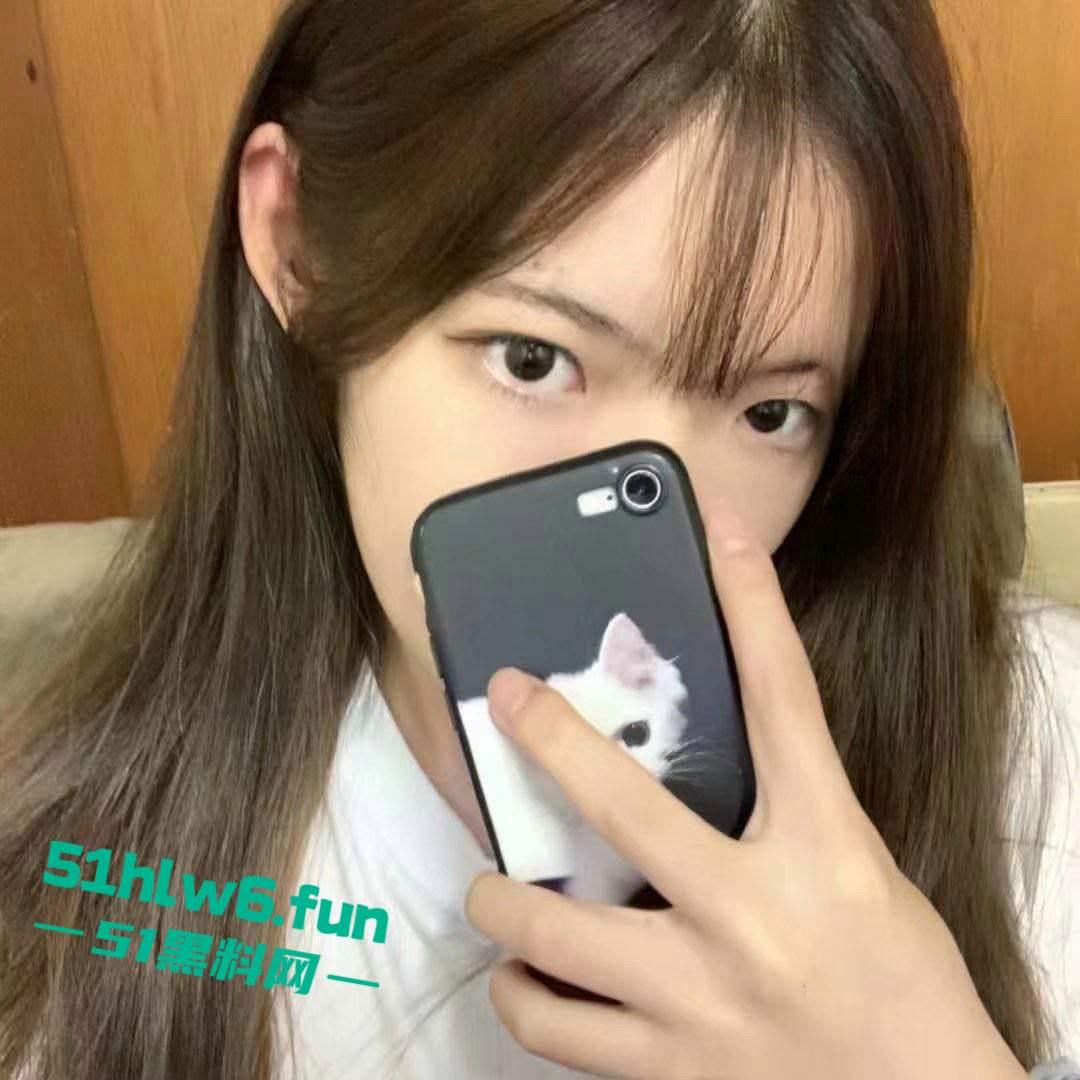 广西桂林某大学班花【刘思婷】去酒吧喝酒被闺蜜灌醉,贡献给富二代们迷奸玩弄,各种操逼插穴玩的不亦乐乎。-2