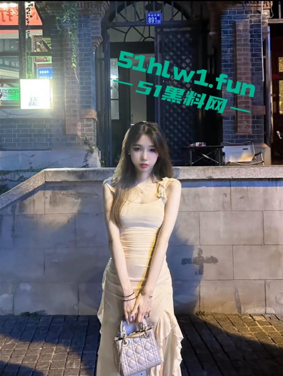 校花女神在外网竟然是福利姬，推特牛奶可可被调教得很到位的高校反差婊现在正是出圈。-11