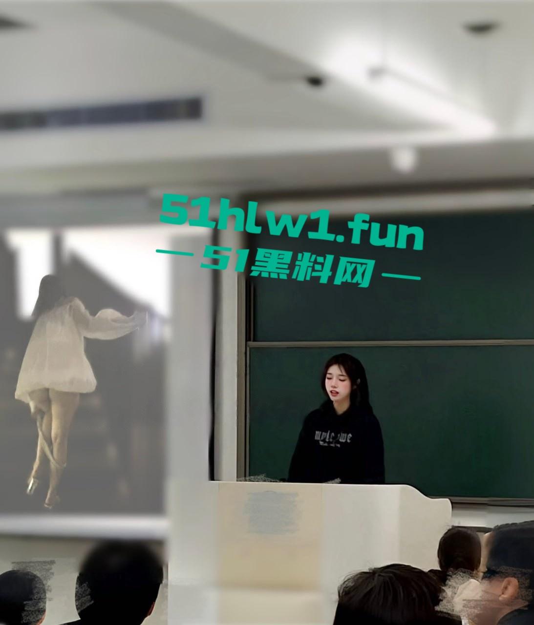 校花女神在外网竟然是福利姬，推特牛奶可可被调教得很到位的高校反差婊现在正是出圈。-15