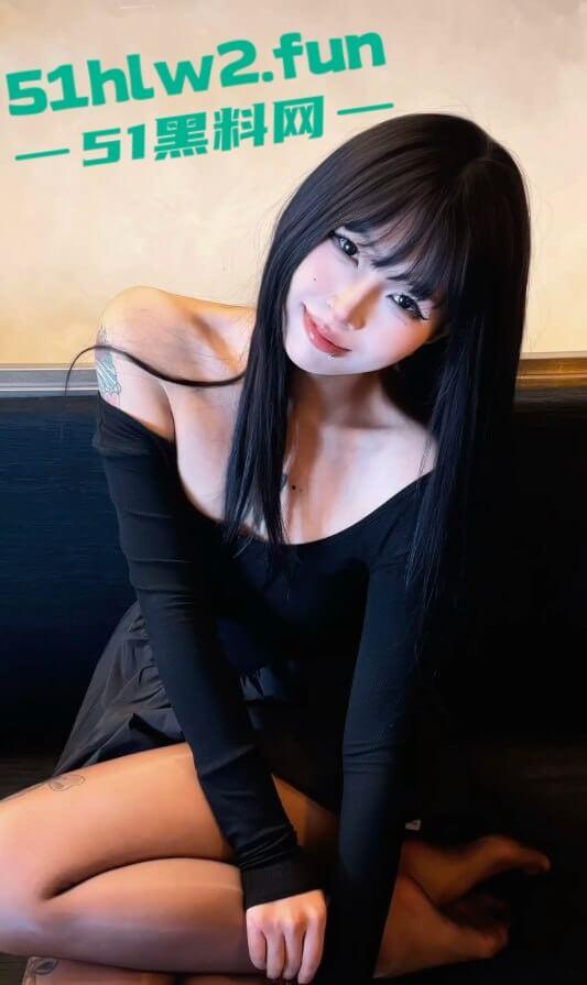 苏州美术学院爱cos的精神妹【方可儿】情趣黑丝白丝各种诱惑榨精，后怼撞击炮台骚贱淫叫！-1