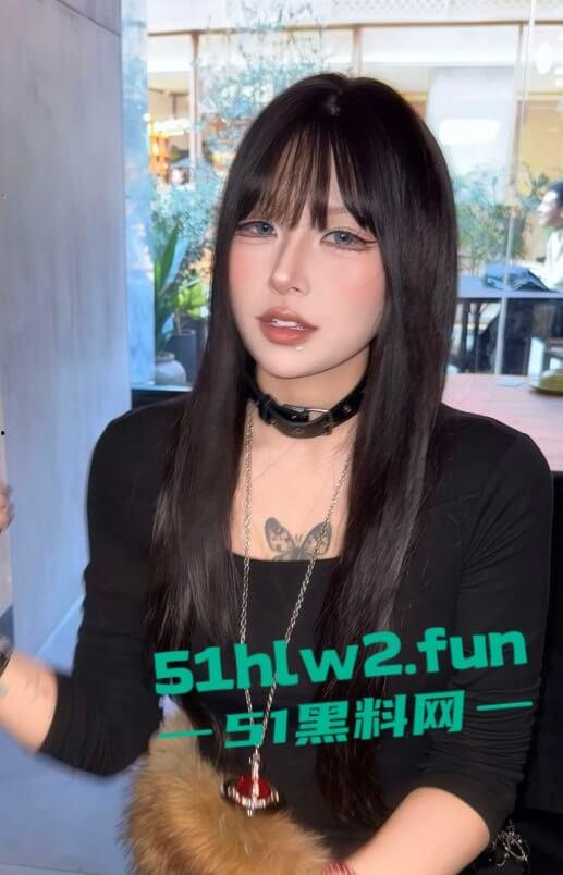 苏州美术学院爱cos的精神妹【方可儿】情趣黑丝白丝各种诱惑榨精，后怼撞击炮台骚贱淫叫！-5