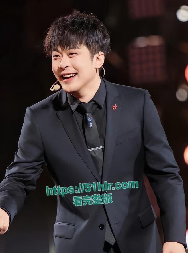 顶流男网红【辛巴】再陷风波,嫖娼丑闻被揭露后,辛巴逃亡香港,激情嫖娼视频全网疯传,人设彻底塌房-1