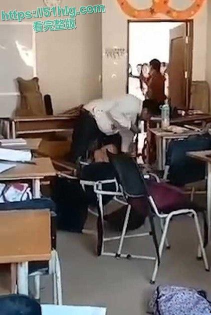 国外大瓜!校园教室内惊现血案,男子疯狂捅刺女同学数十刀,现场无人敢制止的可怕一幕-1