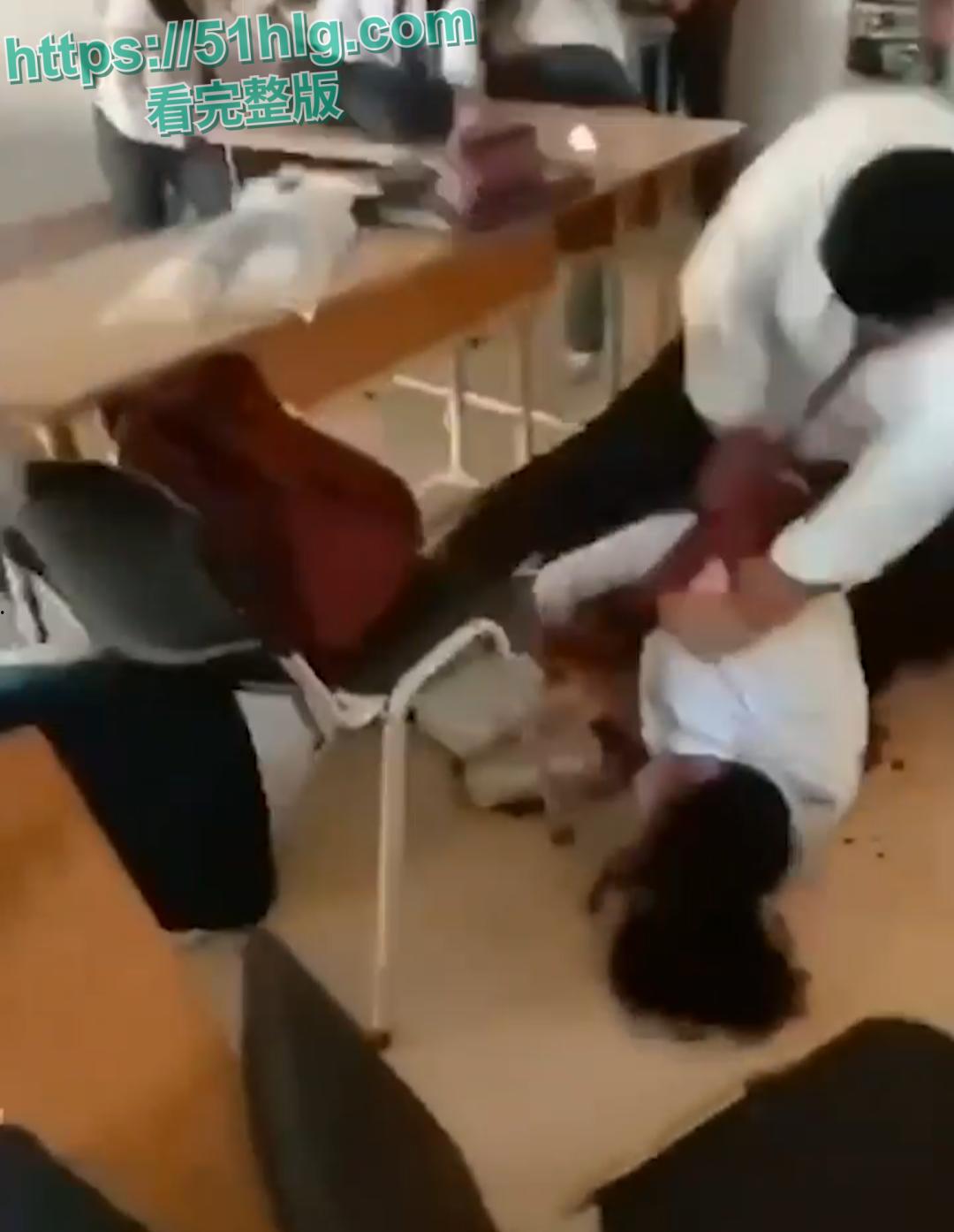 国外大瓜!校园教室内惊现血案,男子疯狂捅刺女同学数十刀,现场无人敢制止的可怕一幕-2