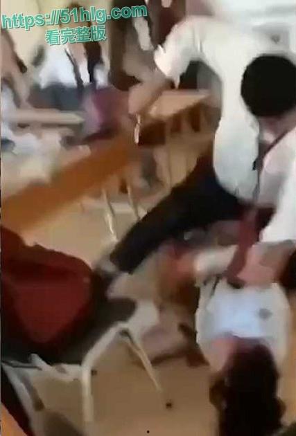 国外大瓜!校园教室内惊现血案,男子疯狂捅刺女同学数十刀,现场无人敢制止的可怕一幕-3