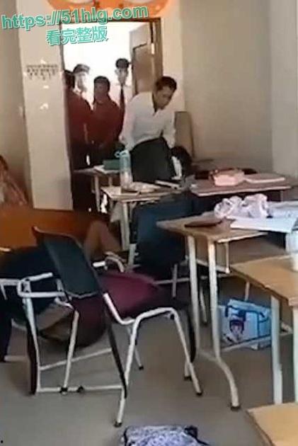 国外大瓜!校园教室内惊现血案,男子疯狂捅刺女同学数十刀,现场无人敢制止的可怕一幕-5