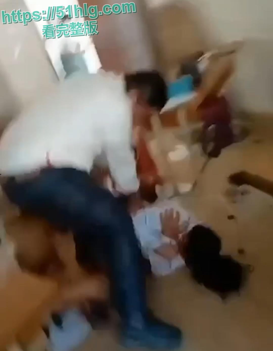 国外大瓜!校园教室内惊现血案,男子疯狂捅刺女同学数十刀,现场无人敢制止的可怕一幕-6